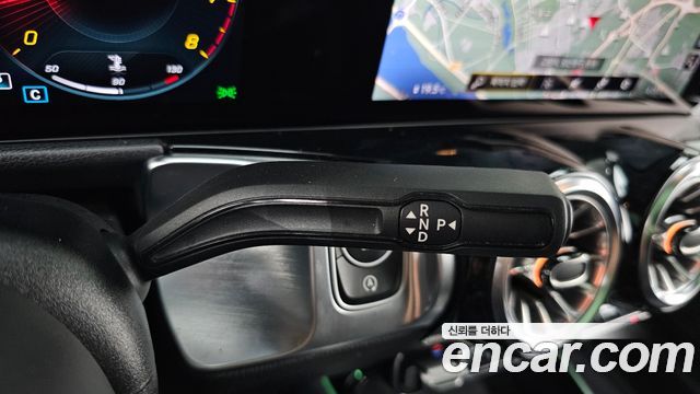 Mercedes-Benz GLB-Class 2023 — photo 12