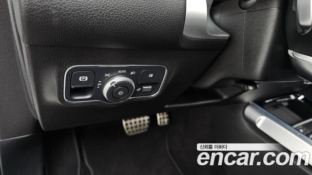 Mercedes-Benz GLB-Class 2023 — photo 26