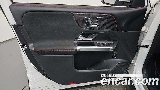 Mercedes-Benz GLB-Class 2023 — photo 14