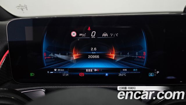 Mercedes-Benz GLB-Class 2025 — photo 11