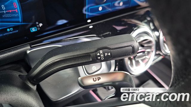 Mercedes-Benz GLB-Class 2025 — photo 12