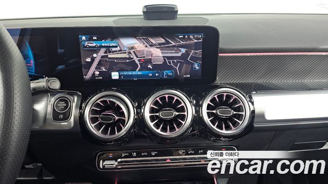 Mercedes-Benz GLB-Class 2025 — photo 19