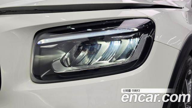 Mercedes-Benz GLB-Class 2025 — photo 8