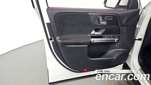 Mercedes-Benz GLB-Class 2025 — photo 14