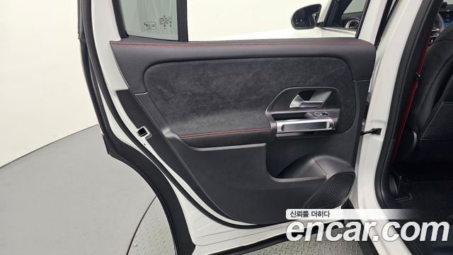Mercedes-Benz GLB-Class 2025 — photo 15