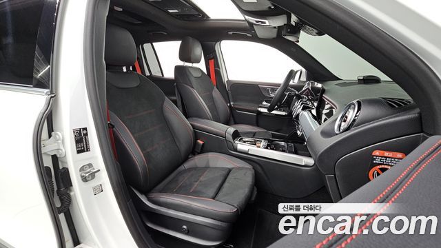 Mercedes-Benz GLB-Class 2025 — photo 16