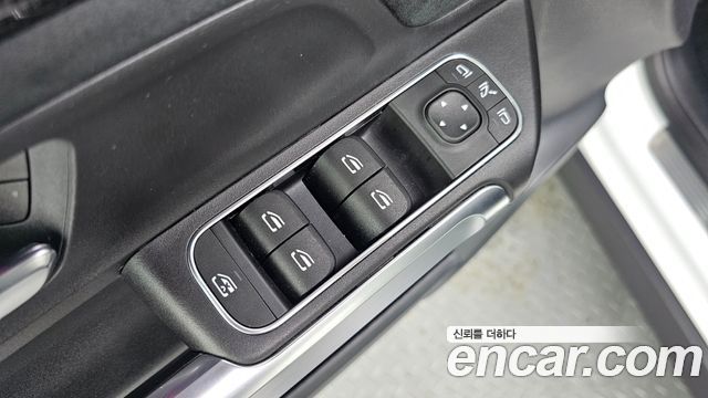 Mercedes-Benz GLB-Class 2025 — photo 27
