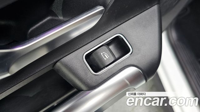 Mercedes-Benz GLB-Class 2025 — photo 28