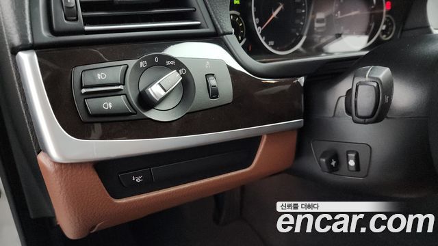 BMW 5-Series 2013 — photo 20