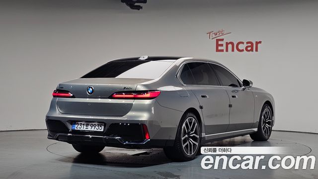 BMW 7-Series 2024 — photo 2