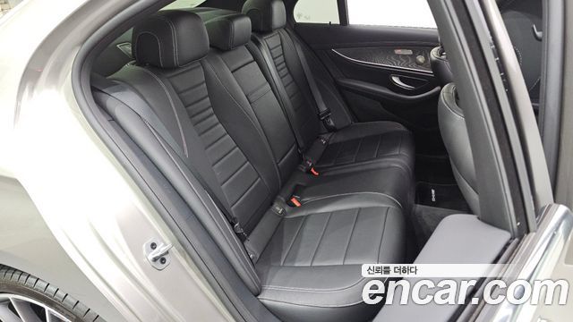 Mercedes-Benz E-Class 2022 — photo 17
