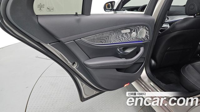 Mercedes-Benz E-Class 2022 — photo 15