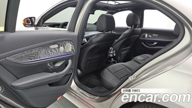 Mercedes-Benz E-Class 2022 — photo 16