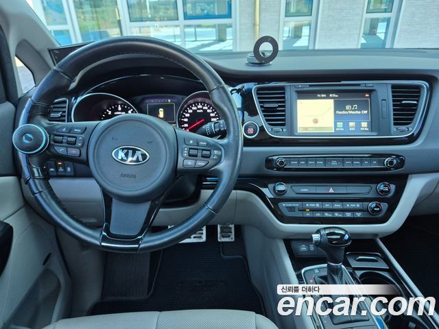Kia Canival 2015 — photo 10