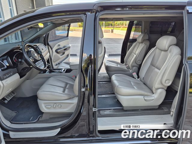 Kia Canival 2015 — photo 14