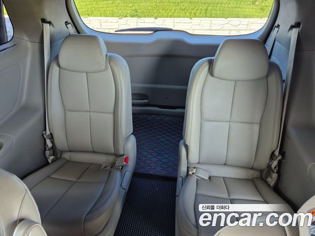 Kia Canival 2015 — photo 18