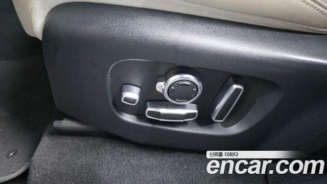 Land Rover Range Rover Velar 2019 — photo 32