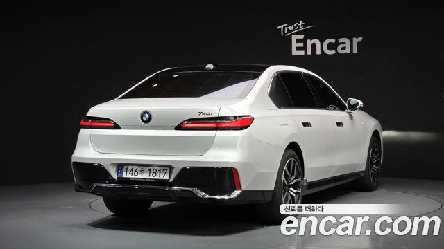 BMW 7-Series 2023 — photo 2