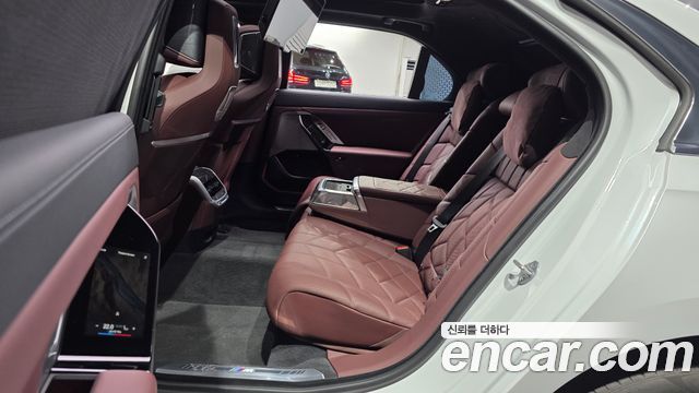 BMW 7-Series 2023 — photo 11