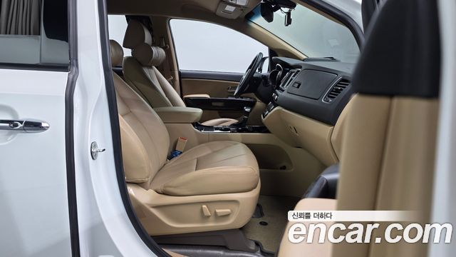 Kia Canival 2019 — photo 16