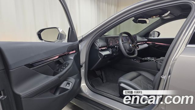 BMW 5-Series 2025 — photo 13