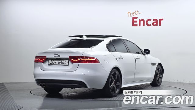 Jaguar XE 2017 — photo 2