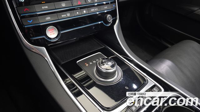 Jaguar XE 2017 — photo 9