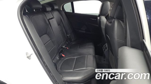 Jaguar XE 2017 — photo 11