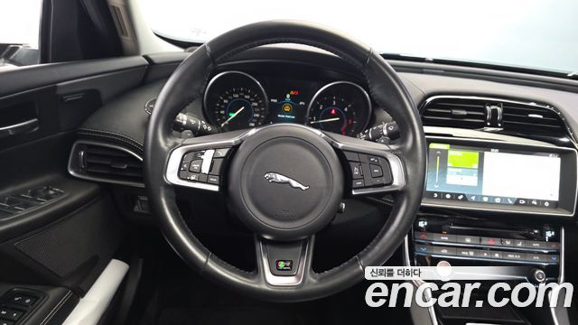 Jaguar XE 2017 — photo 13