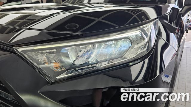 Toyota RAV4 2019 — photo 8
