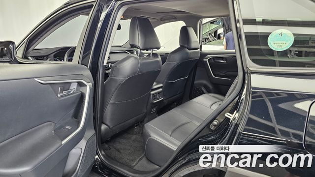 Toyota RAV4 2019 — photo 16