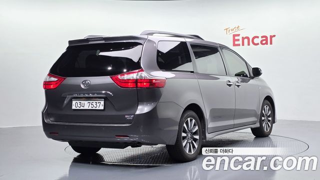 Toyota Sienna 2018 — photo 2