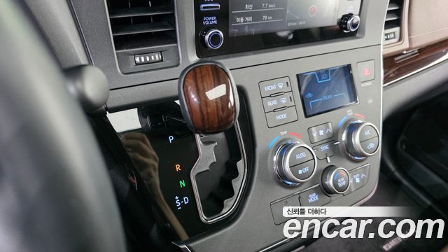 Toyota Sienna 2018 — photo 12