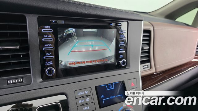 Toyota Sienna 2018 — photo 22