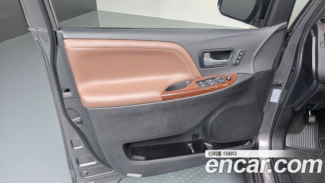 Toyota Sienna 2018 — photo 14