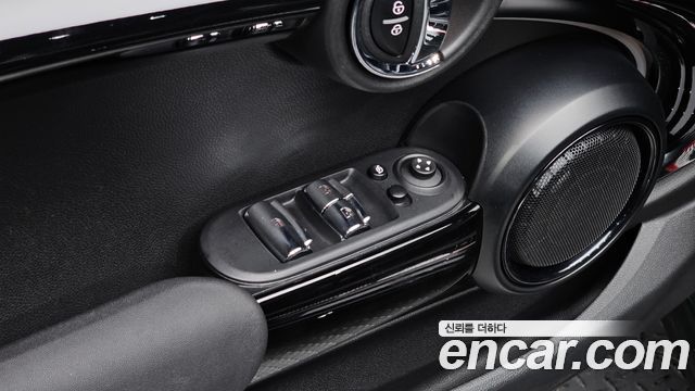 Mini Cooper Convertible 2024 — photo 25