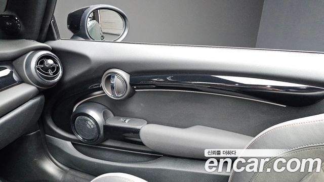 Mini Cooper Convertible 2024 — photo 15