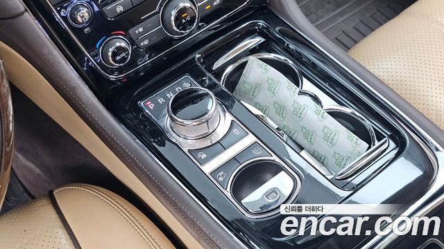 Jaguar XJ 2016 — photo 9