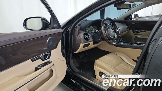 Jaguar XJ 2016 — photo 10