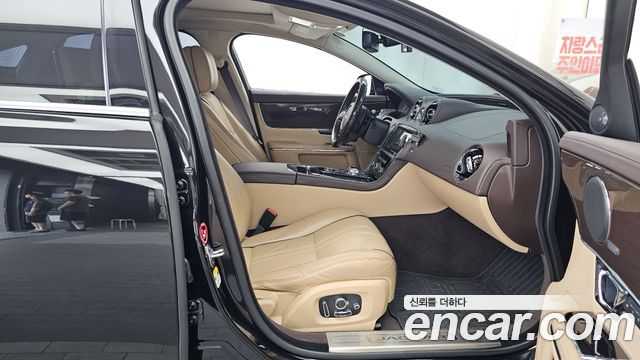 Jaguar XJ 2016 — photo 11