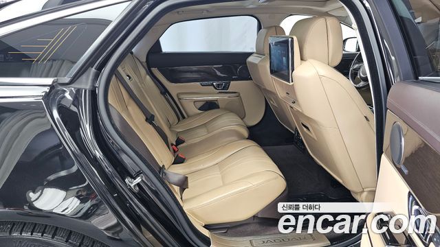 Jaguar XJ 2016 — photo 12
