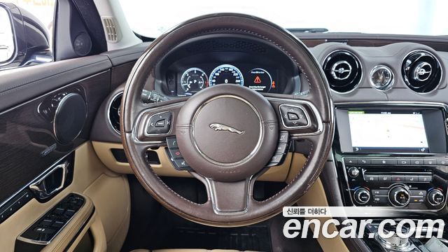 Jaguar XJ 2016 — photo 13