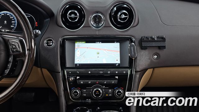 Jaguar XJ 2016 — photo 14