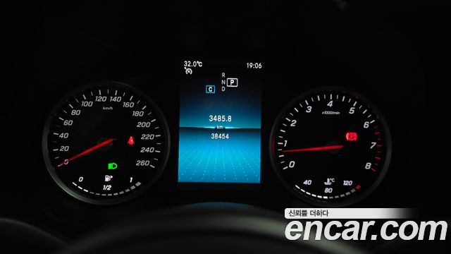 Mercedes-Benz C-Class 2019 — photo 11
