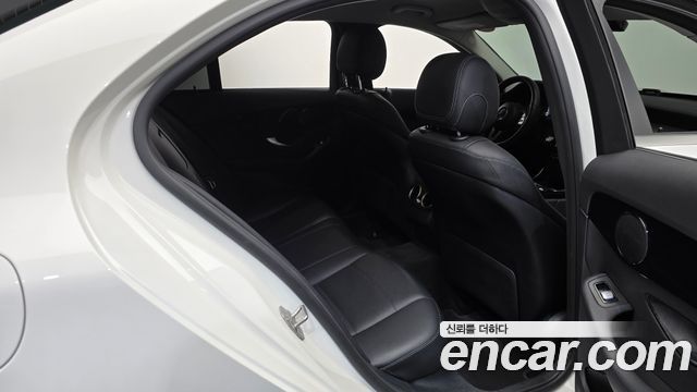 Mercedes-Benz C-Class 2019 — photo 17