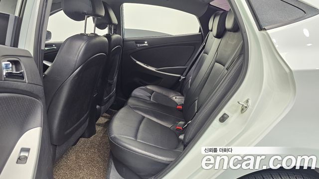 Hyundai Accent 2012 — photo 18