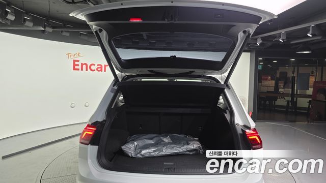 Volkswagen Tiguan 2021 — photo 20