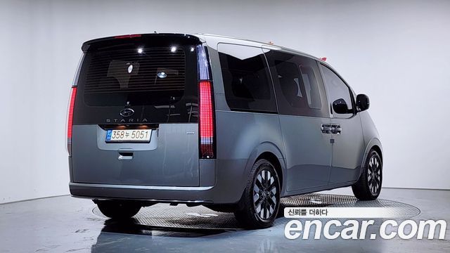 Hyundai Staria 2023 — photo 2