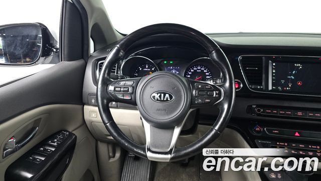 Kia Canival 2016 — photo 13
