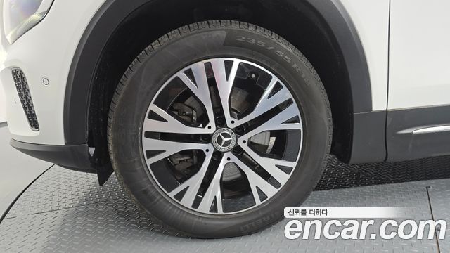Mercedes-Benz GLB-Class 2024 — photo 5